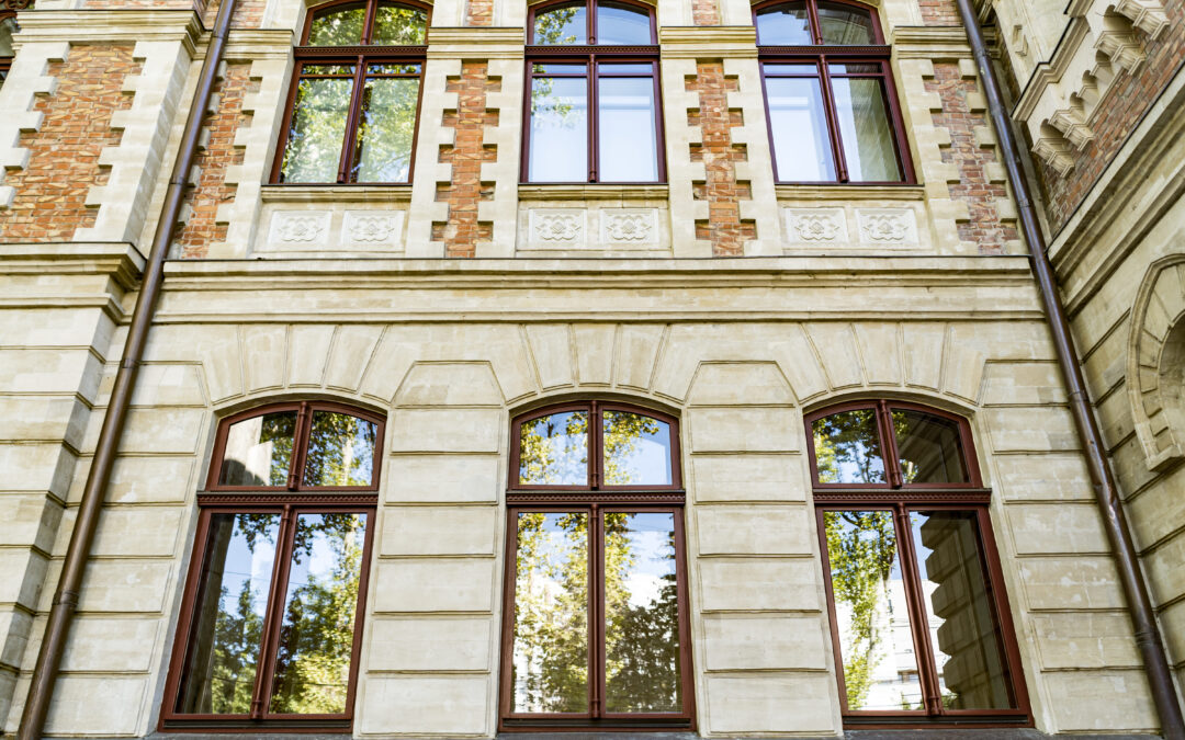 Comparatif : choisissez la meilleure solution entre rénovation et remplacement de vos fenêtres en bois