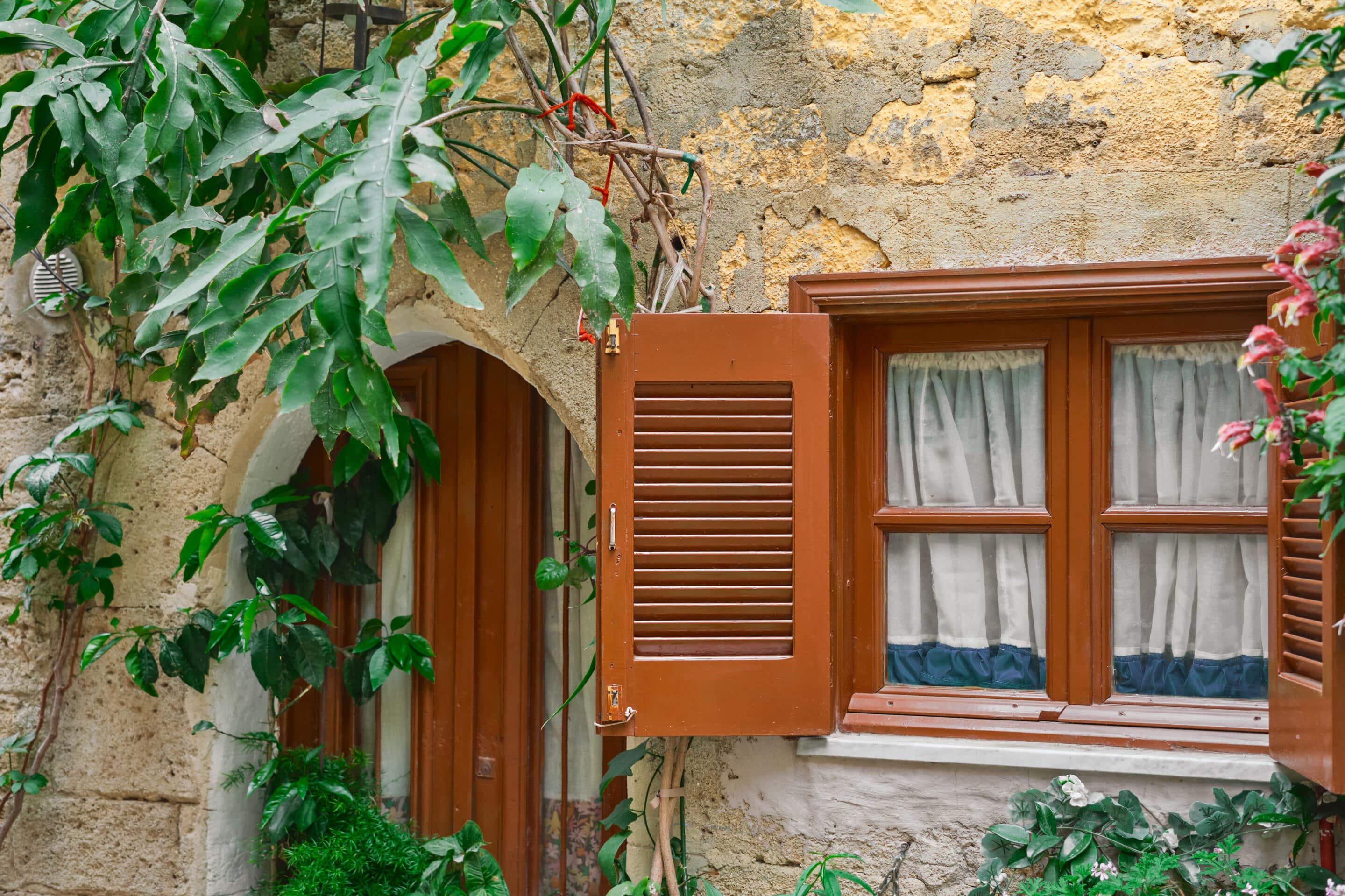 fenêtre bois rénovée maison pierre