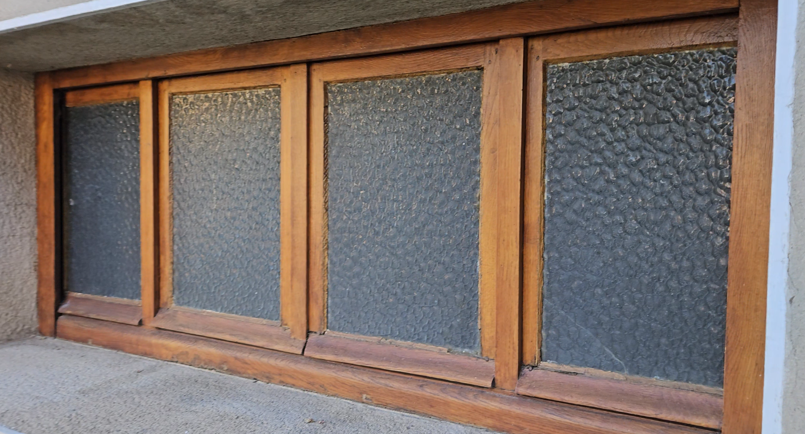 Fenêtre en bois avec vitres texturées opaques