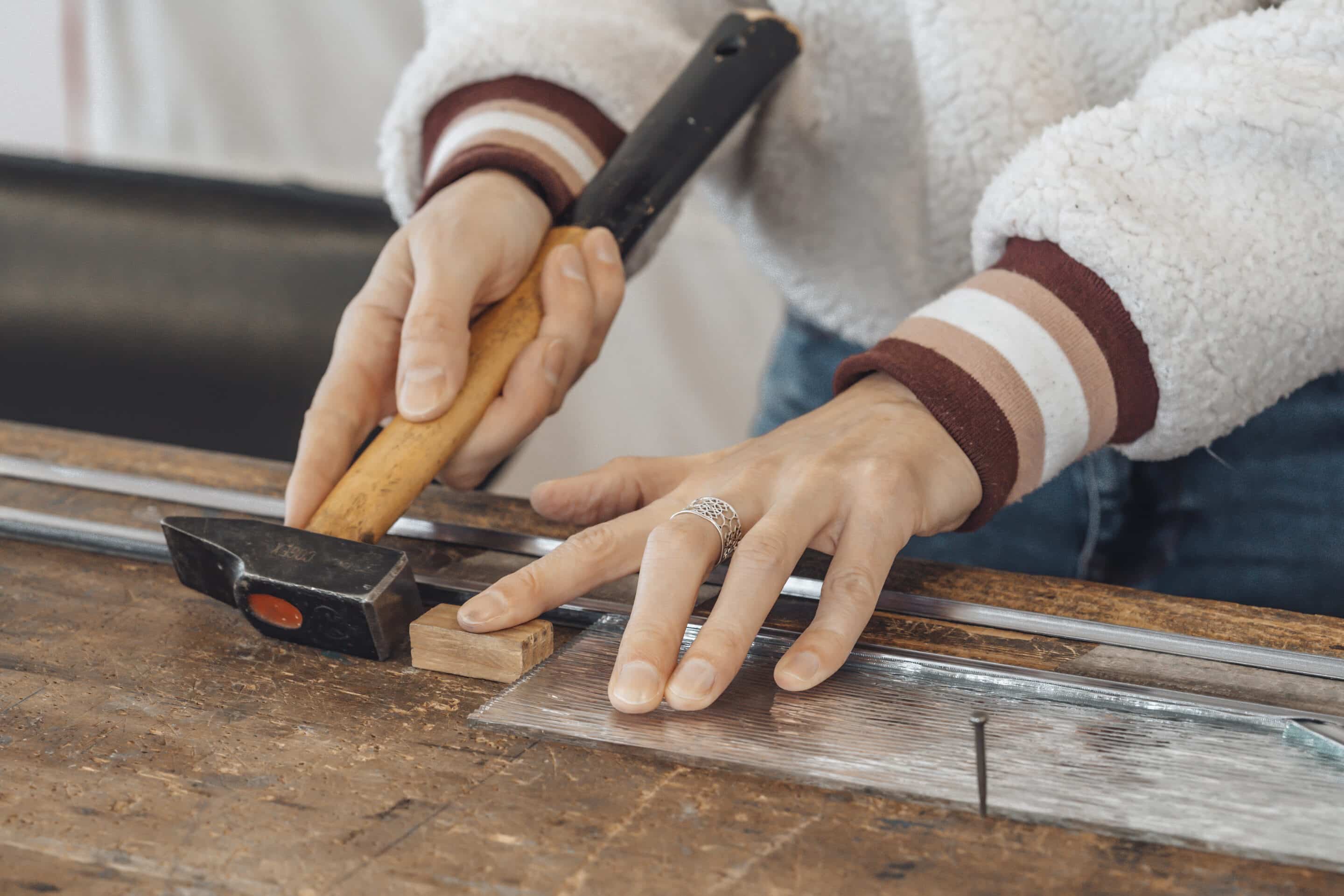 menuisier réparant une fenêtre en bois