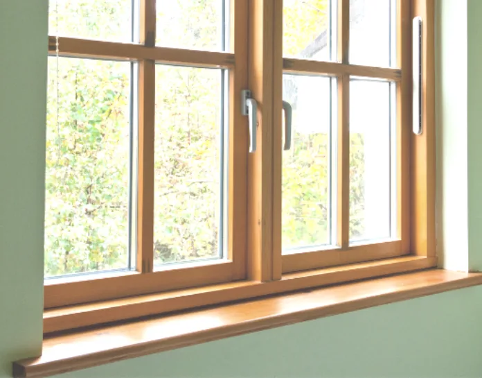 Fenêtre en bois avec vue sur verdure
